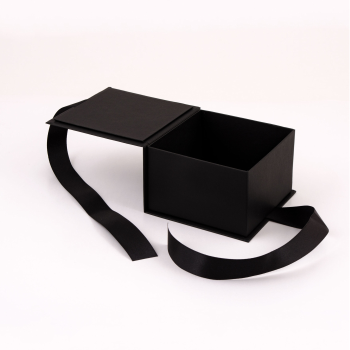 Подарункова ювелірна коробка чорна
