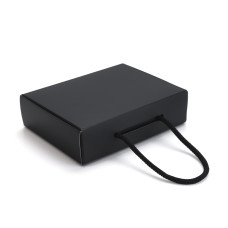 Коробка 17x13x4.5 см чорна з шнурочком